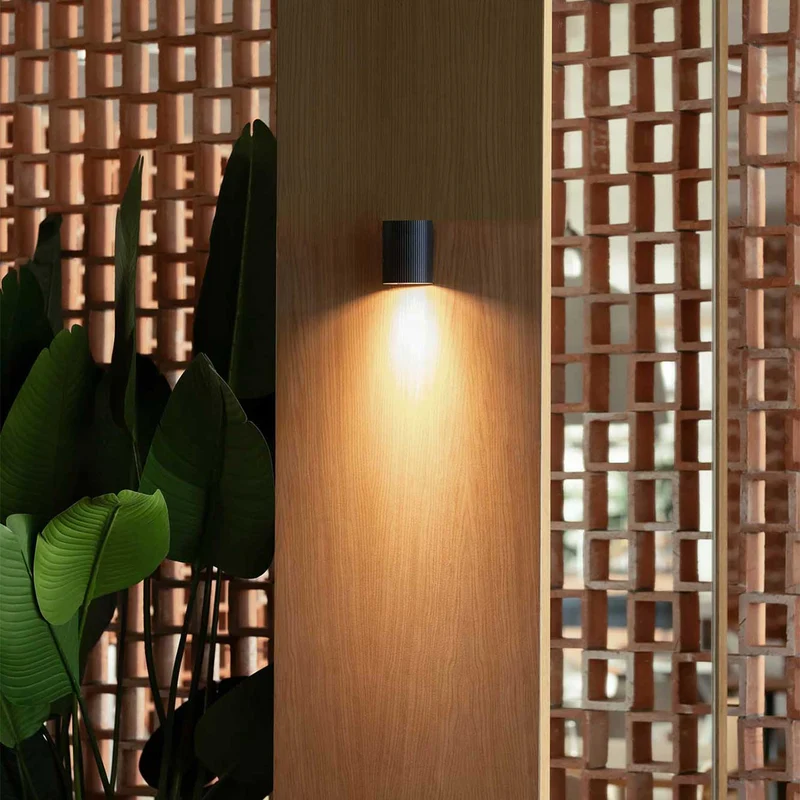 Sole - Applique murale compacte en acier, style contemporain