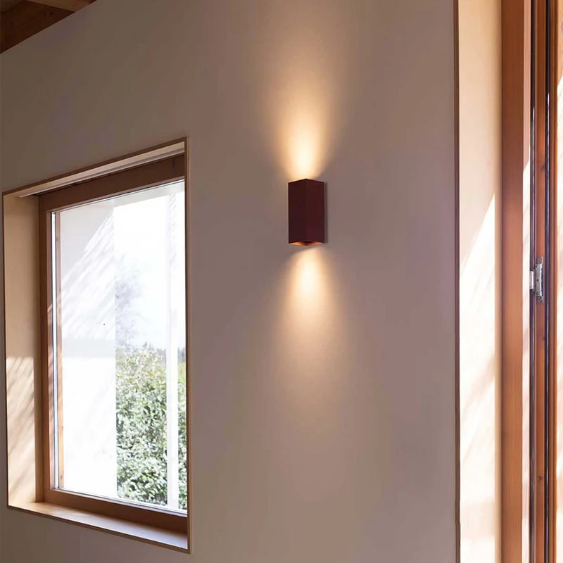 Lune - Applique murale cannelée en acier, style contemporain
