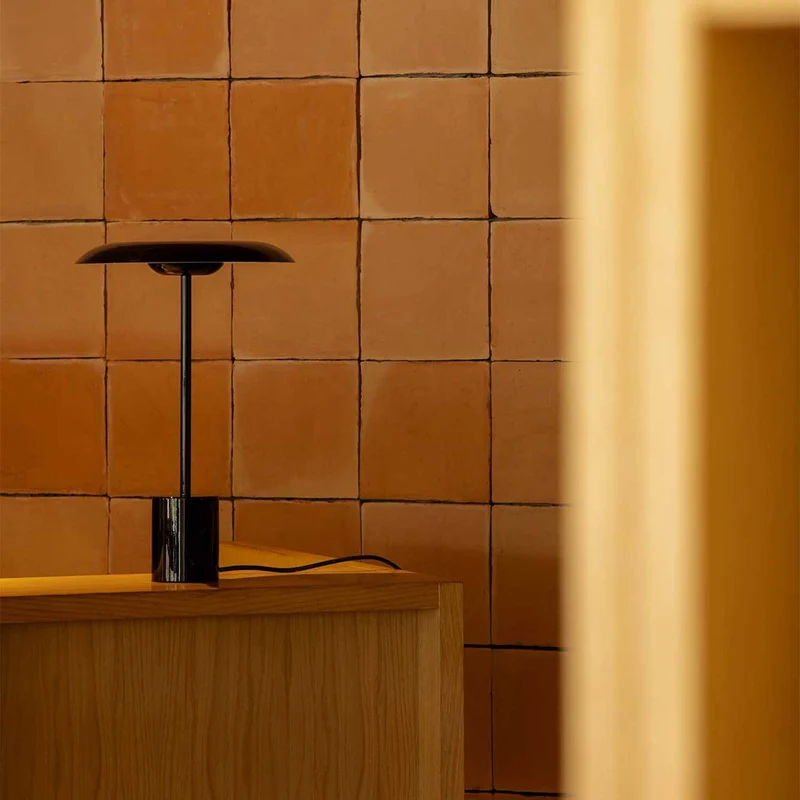 Hoshi - Lampe à poser en acier, style contemporain