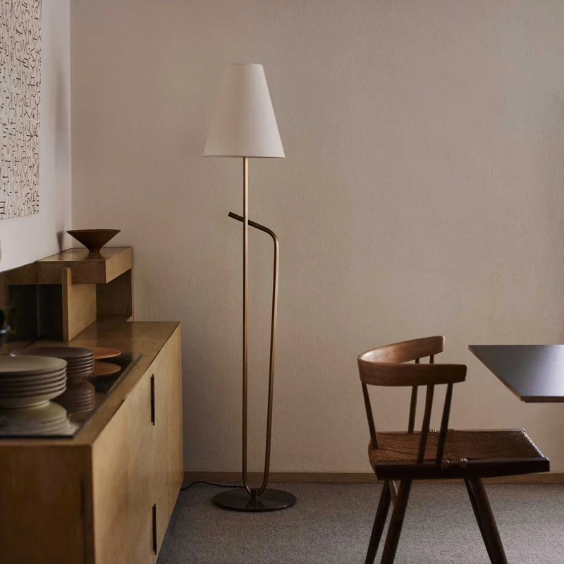 Pearce - Lampadaire en laiton patiné et lin, style vintage