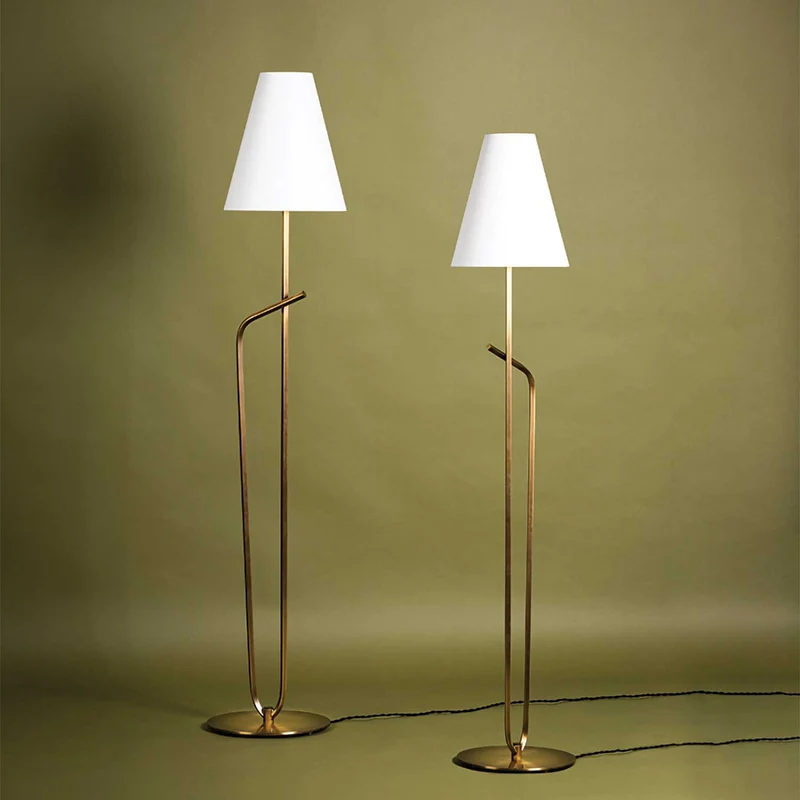Pearce - Lampadaire en laiton patiné et lin, style vintage