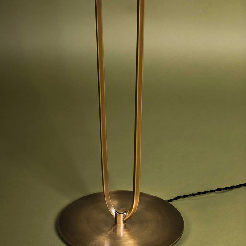Pearce - Lampadaire en laiton patiné et lin, style vintage