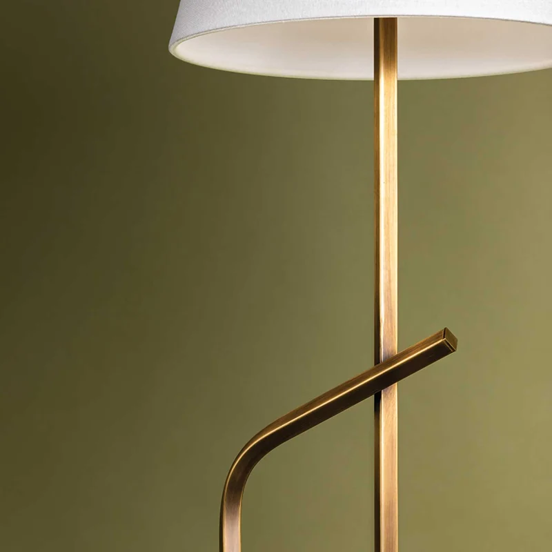 Pearce - Lampadaire en laiton patiné et lin, style vintage