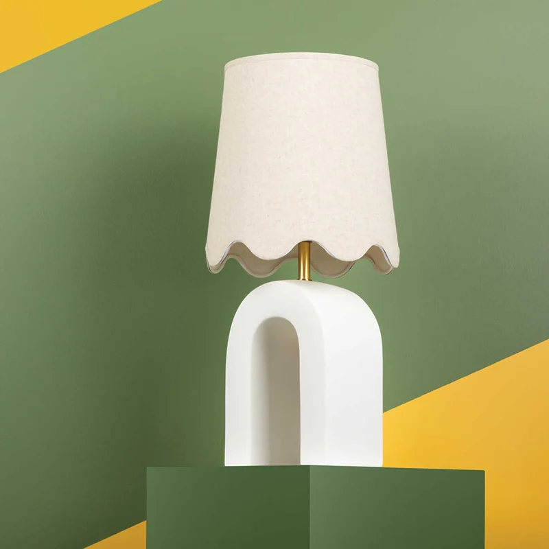 Roshani - Lampe à poser en céramique blanche et lin, style contemporain