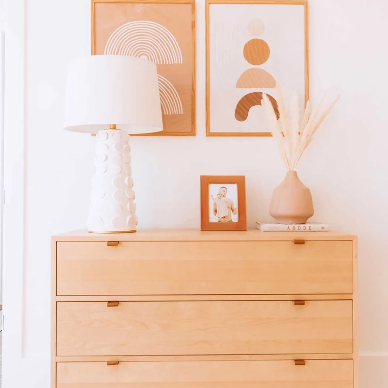 Naomi - Lampe à poser en céramique blanche et lin, style contemporain