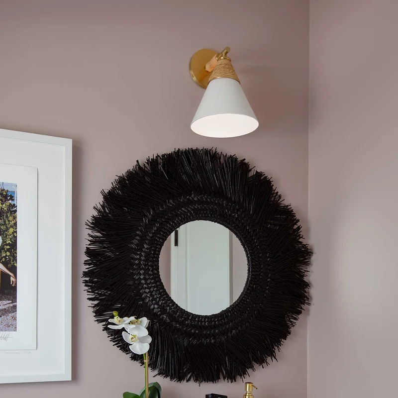 Mica - Applique murale en rotin, verre opalin et laiton, style contemporain