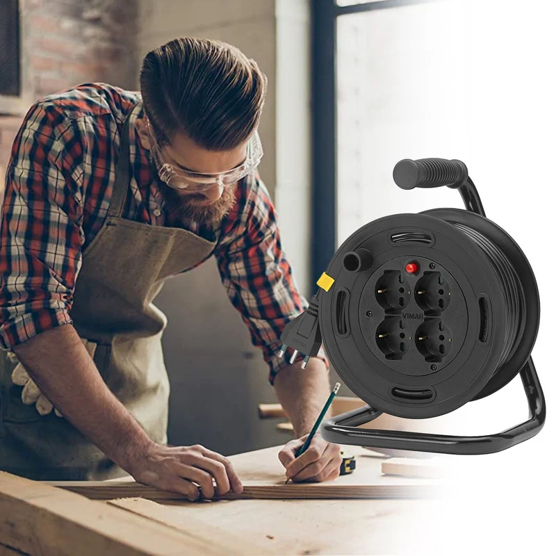 VIMAR Avvolgicavo 16A 230V, con spina S17 2P+T e 4 prese universali tipo P40, cavo lungo 15m, disgiuntore termico di protezione contro sovraccarico