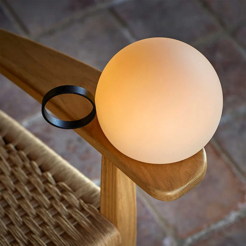 Circ - Lampe à poser sans fil LED IP67 en acier et polyéthylène, style contemporain