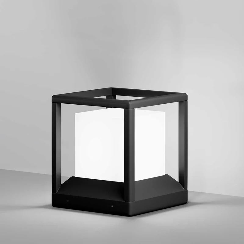 Trim - Potelet extérieur compact en acier, style contemporain