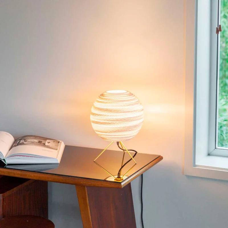Moon Table - Lampe à poser en carton recyclé et laiton, style contemporain, H 26 cm