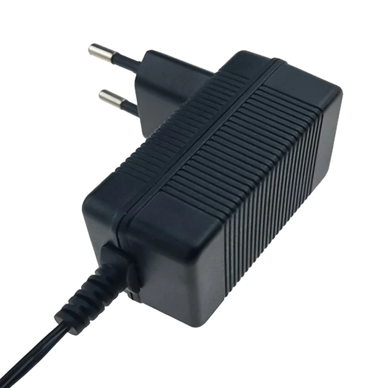 Alphaelettronica KCL120200 Caricabatterie per batterie Li-Ion 11,1V 2A, carica batteria adatto a pacchi batterie al litio da 3 celle, 100-240Vac