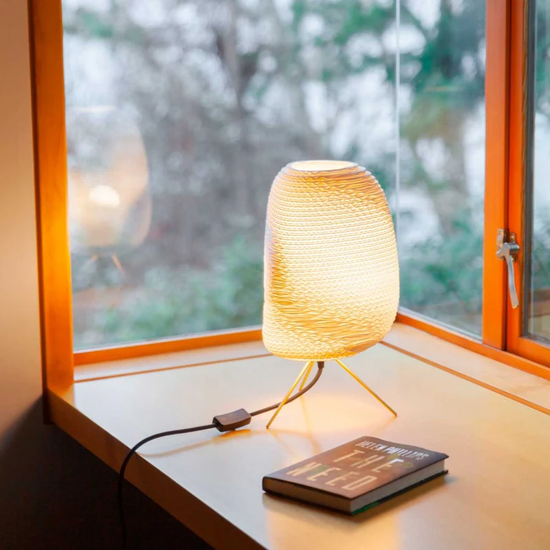 Ebey Table - Lampe à poser en carton recyclé et laiton, style contemporain, H 34 cm
