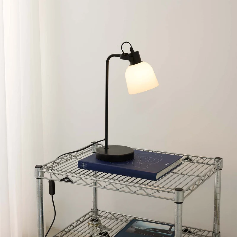 GLOW - Lampe à poser en verre opalin et métal, style contemporain et industriel