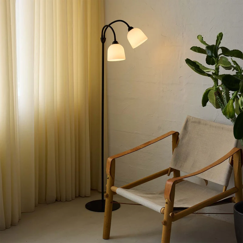 GLOW - Lampadaire en verre opalin et métal, style contemporain et scandinave