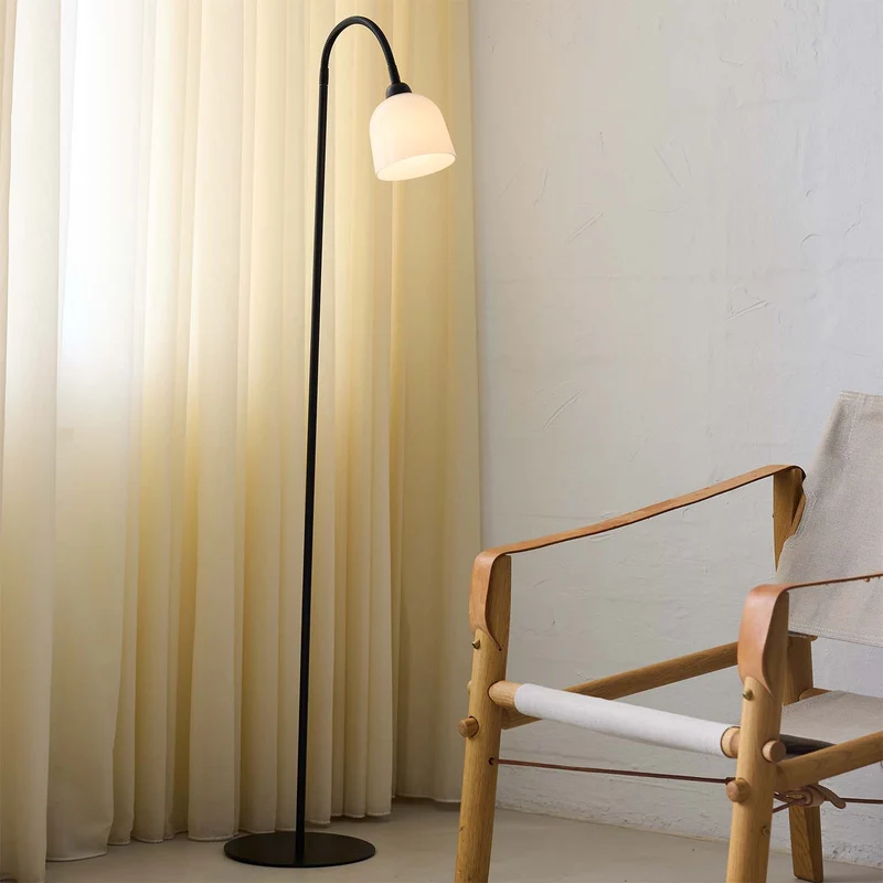 GLOW - Lampadaire en verre opalin et métal, style contemporain et scandinave