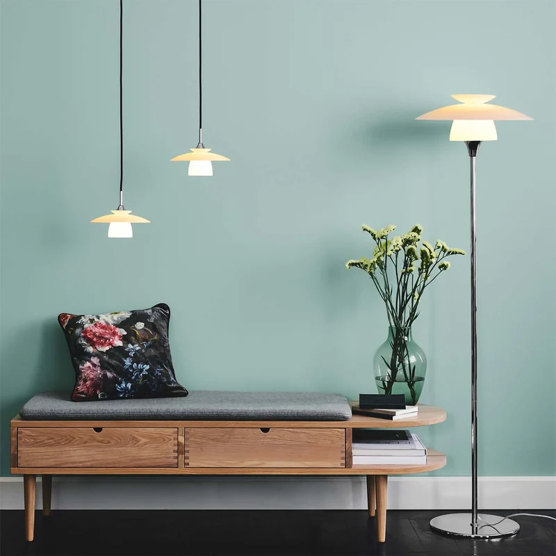SCANDINAVIA - Lampadaire en verre opale et métal chromé, style vintage et scandinave