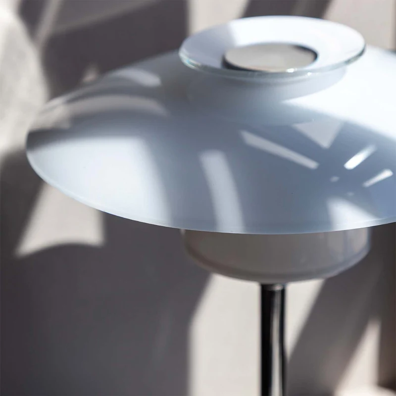 SCANDINAVIA - Lampe à poser en verre opale et métal chromé, style vintage et industriel