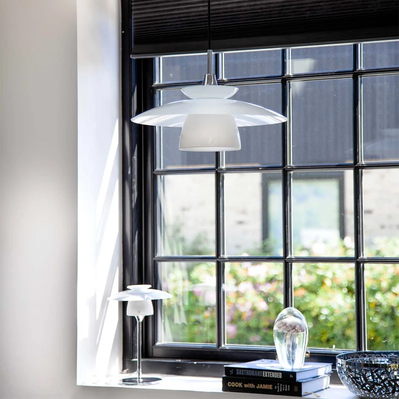 SCANDINAVIA - Lampe à poser en verre opale et métal chromé, style vintage et industriel