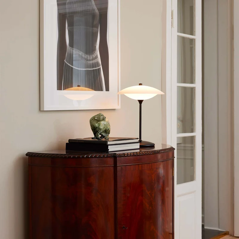 BARONI - Lampe à poser en verre opale et métal, style vintage et industriel