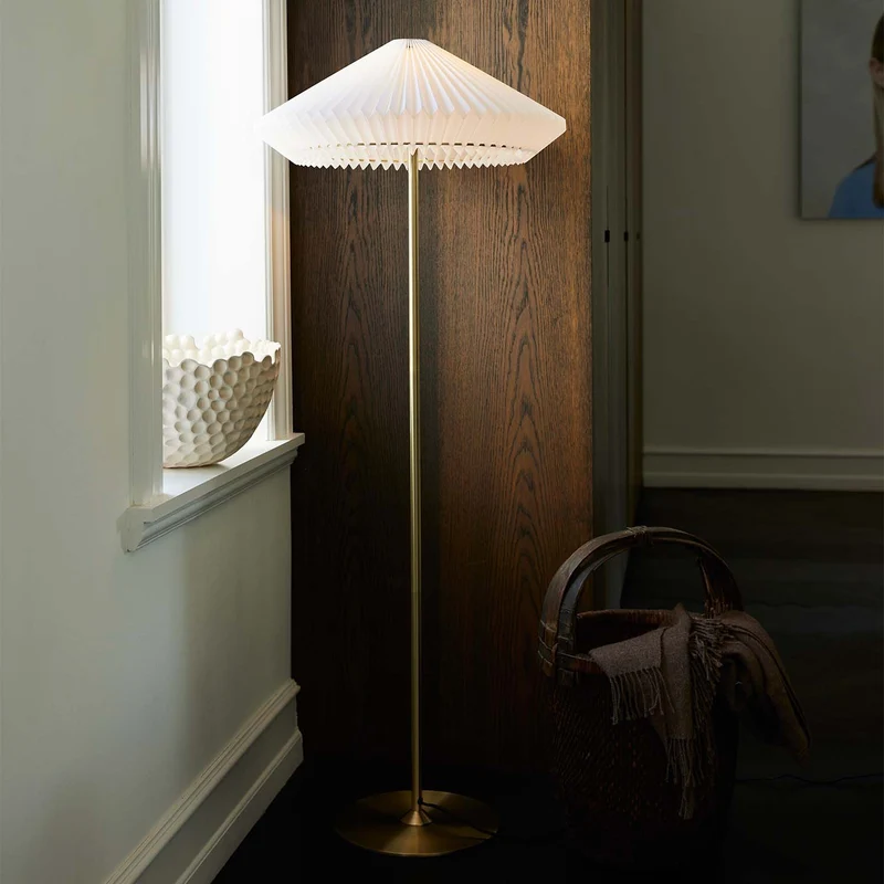 PARIS - Lampadaire en métal et laiton, style vintage et Art déco