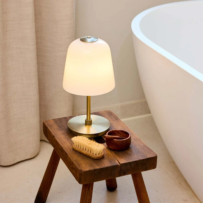 ROOM 49 - Lampe nomade LED en verre soufflé et laiton, style Art déco