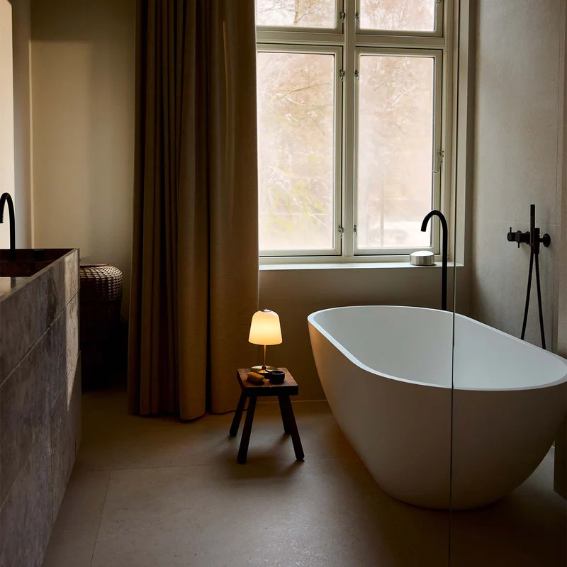 ROOM 49 - Lampe nomade LED en verre soufflé et laiton, style Art déco