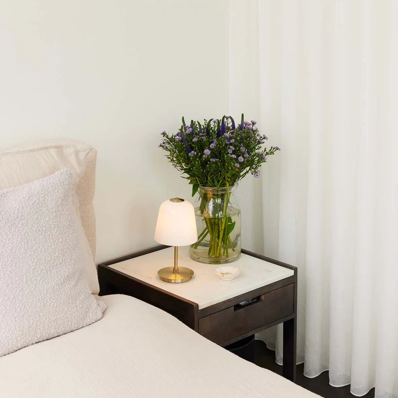 ROOM 49 - Lampe nomade LED en verre soufflé et laiton, style Art déco