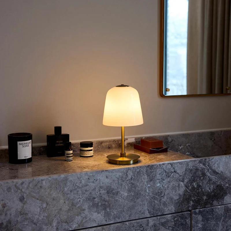 ROOM 49 - Lampe nomade LED en verre soufflé et laiton, style Art déco