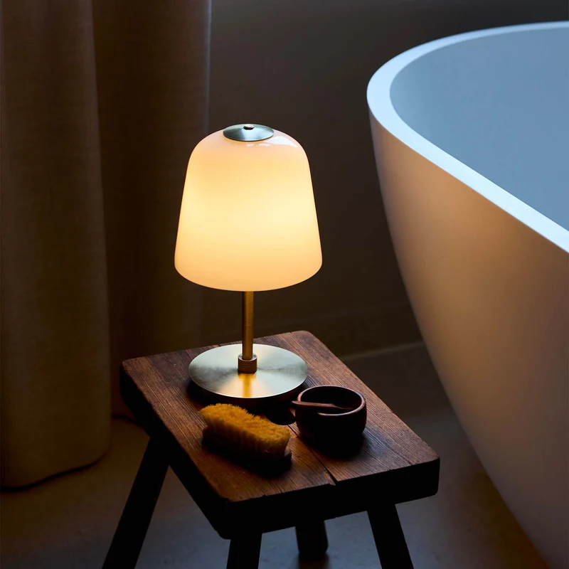 ROOM 49 - Lampe nomade LED en verre soufflé et laiton, style Art déco