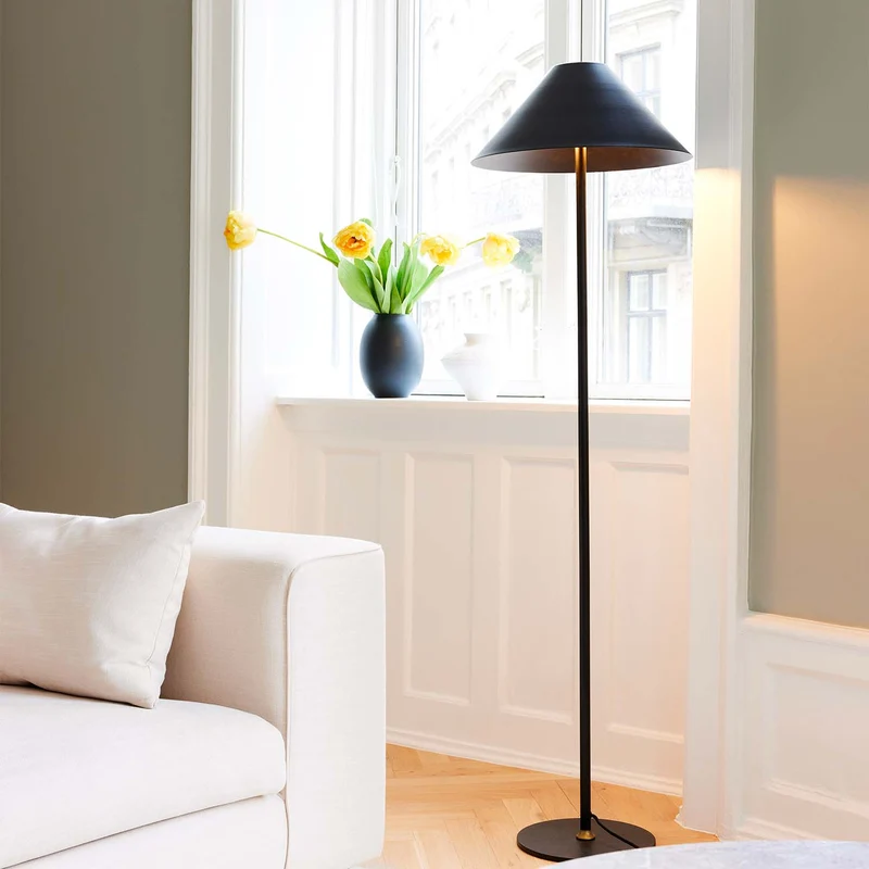 HYGGE - Lampadaire à abat-jour conique en métal, style contemporain et industriel