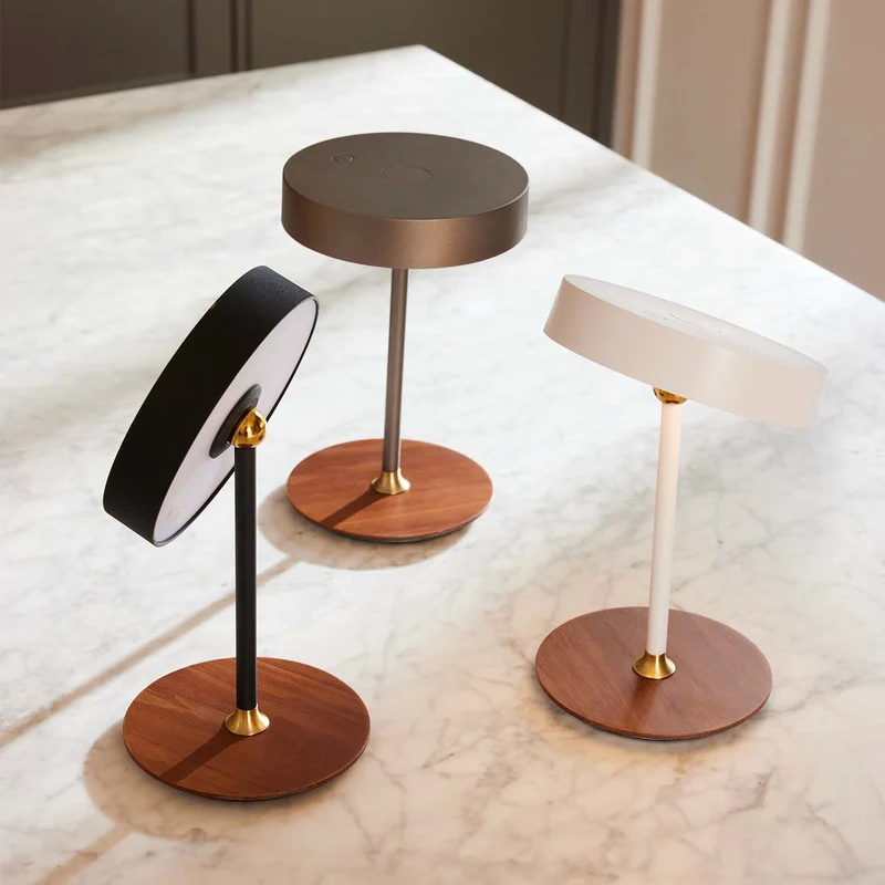 ON THE MOVE - Lampe nomade LED en métal et bois, style scandinave