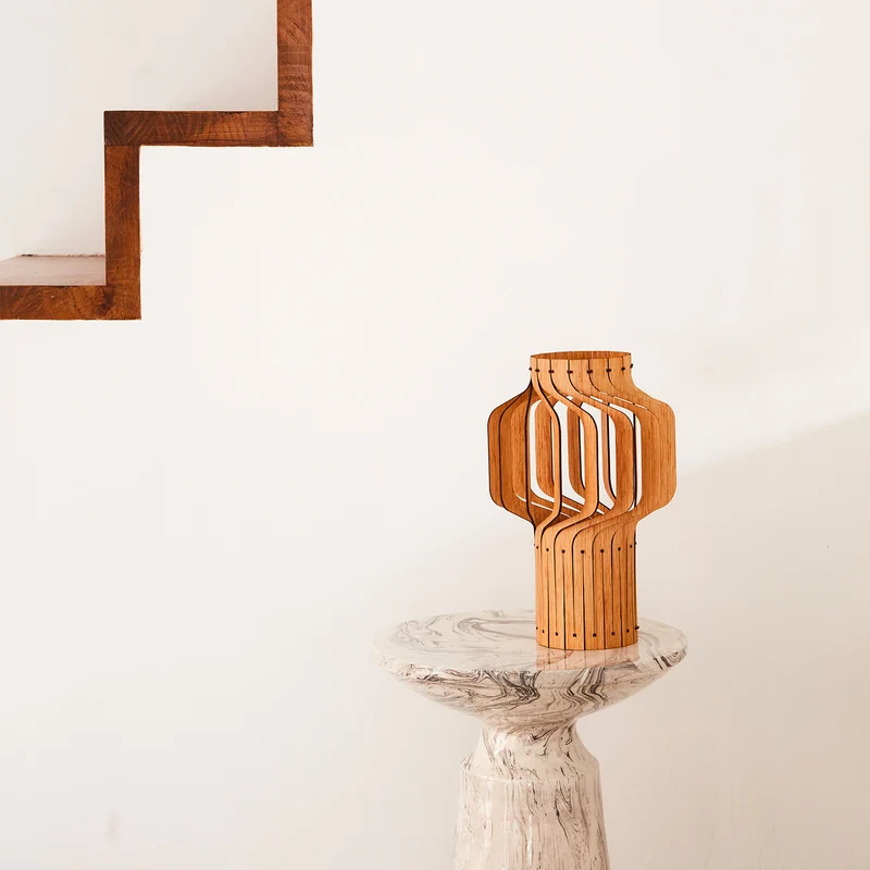 Tjinkwe Small - Lampe à poser en chêne FSC et lin, style contemporain