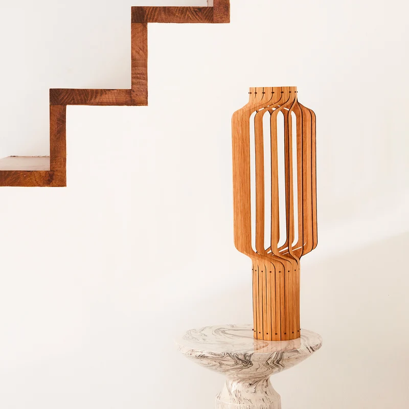Tjinkwe Large - Lampe à poser en chêne FSC et lin, style contemporain