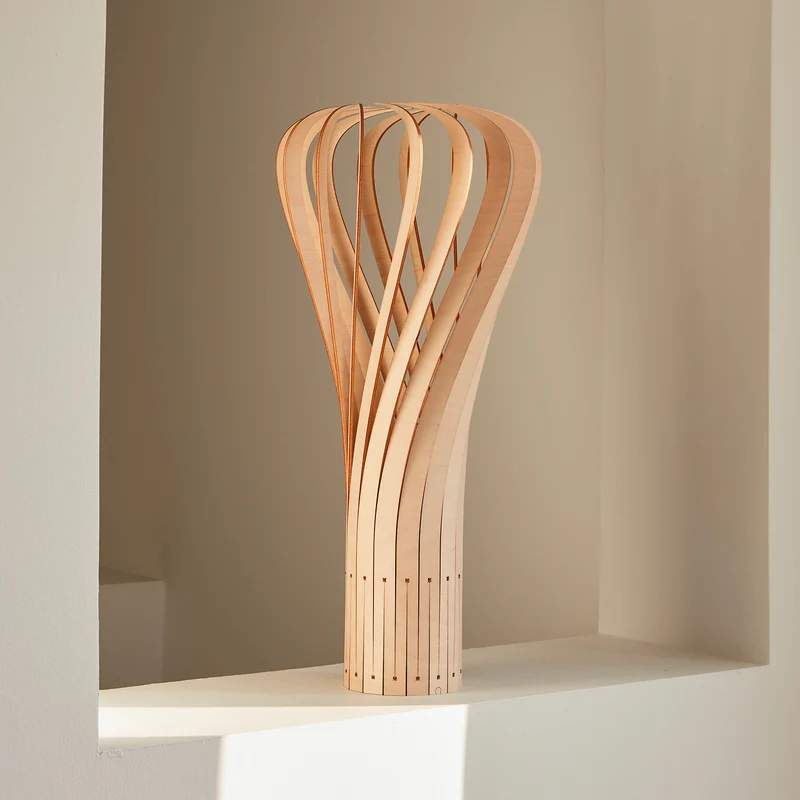 Puntakapanel - Lampe à poser en bouleau FSC et lin, style contemporain