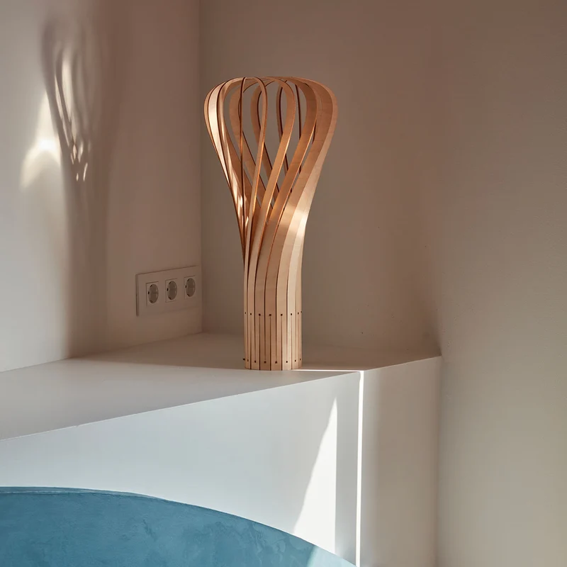 Puntakapanel - Lampe à poser en bouleau FSC et lin, style contemporain