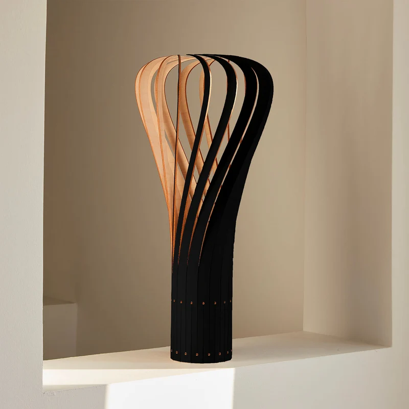 Puntakapanel - Lampe à poser en bouleau FSC et lin, style contemporain