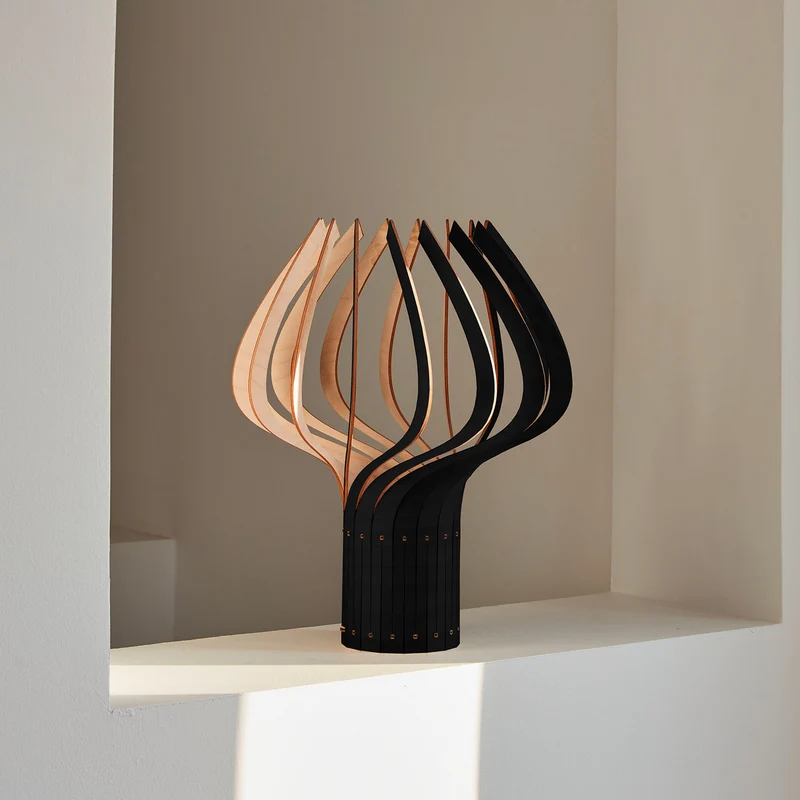 Kaputafunat - Lampe à poser en bouleau FSC et lin, style contemporain
