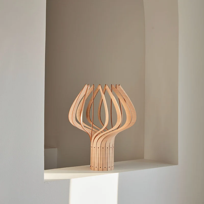 Kaputafunat - Lampe à poser en bouleau FSC et lin, style contemporain