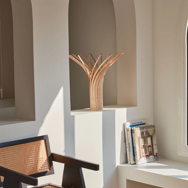 A Manitj - Lampe à poser en bouleau FSC et lin, style contemporain