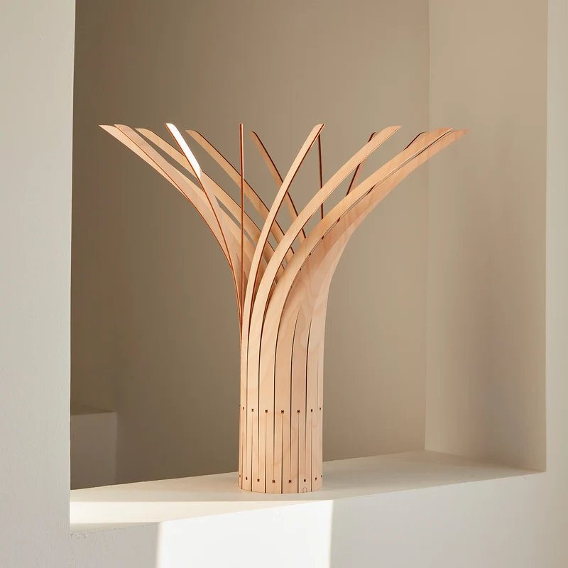 A Manitj - Lampe à poser en bouleau FSC et lin, style contemporain