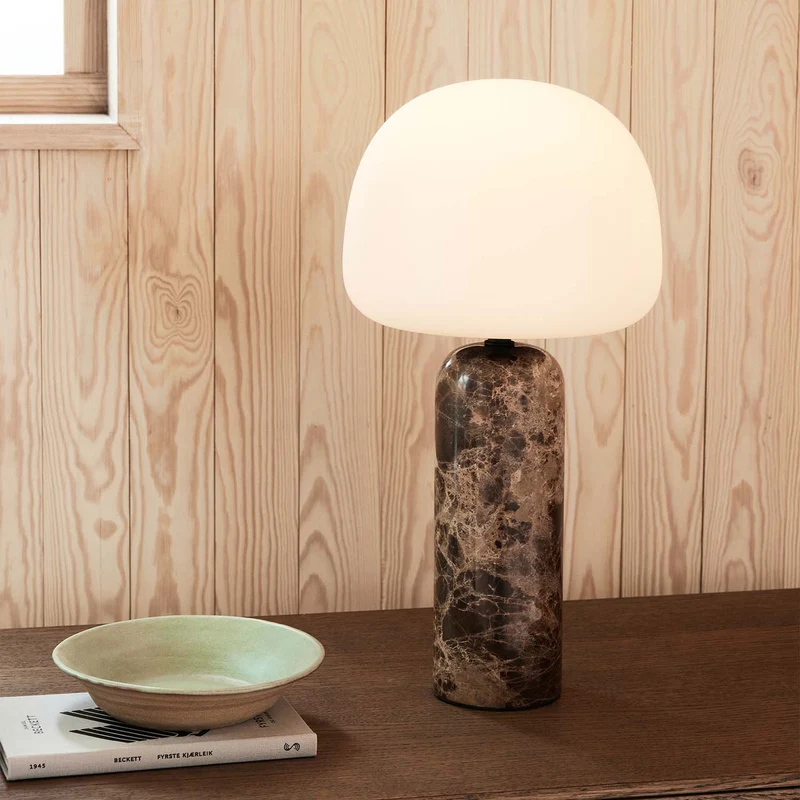 KIN - Lampe à poser en marbre brun et verre opalin, style scandinave