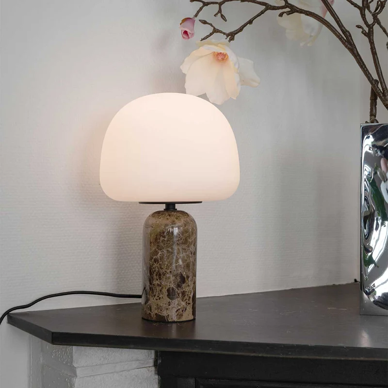 KIN - Lampe à poser en marbre brun et verre opalin, style scandinave