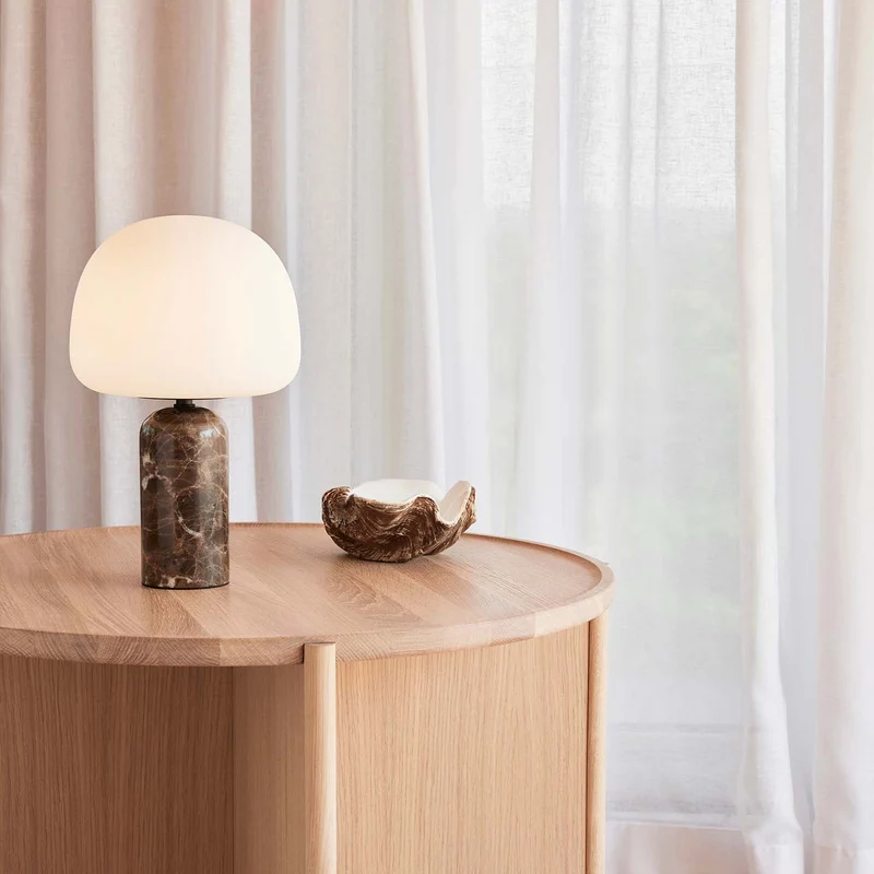 KIN - Lampe à poser en marbre brun et verre opalin, style scandinave