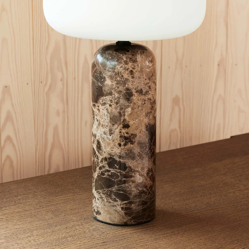 KIN - Lampe à poser en marbre brun et verre opalin, style scandinave