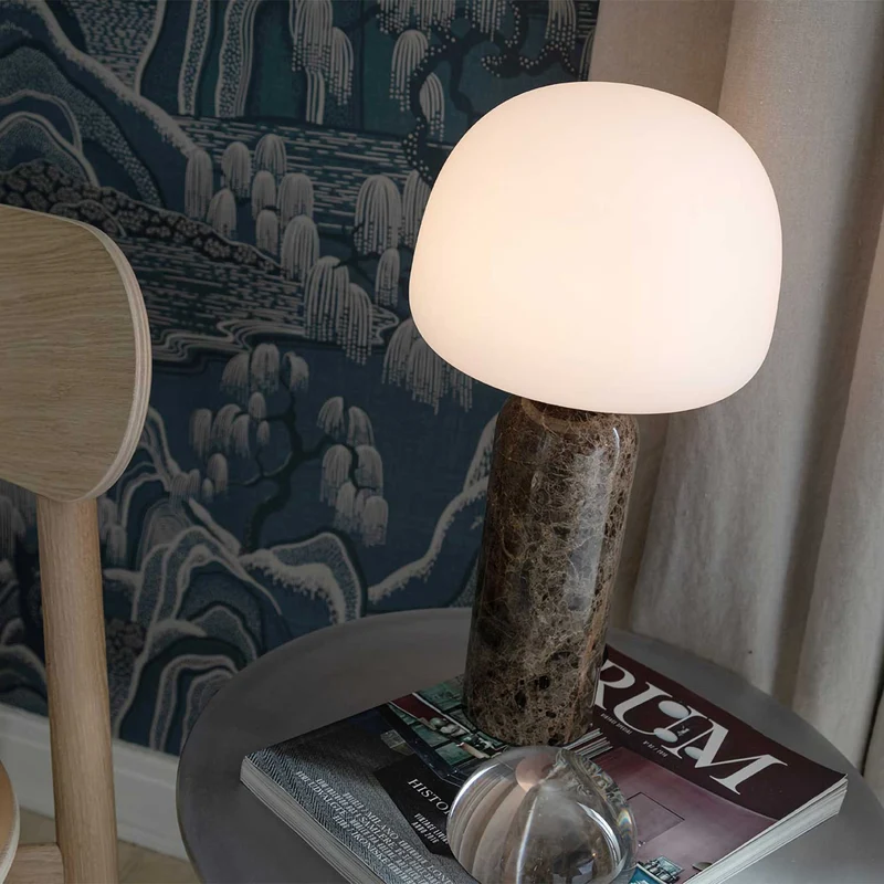 KIN - Lampe à poser en marbre brun et verre opalin, style scandinave