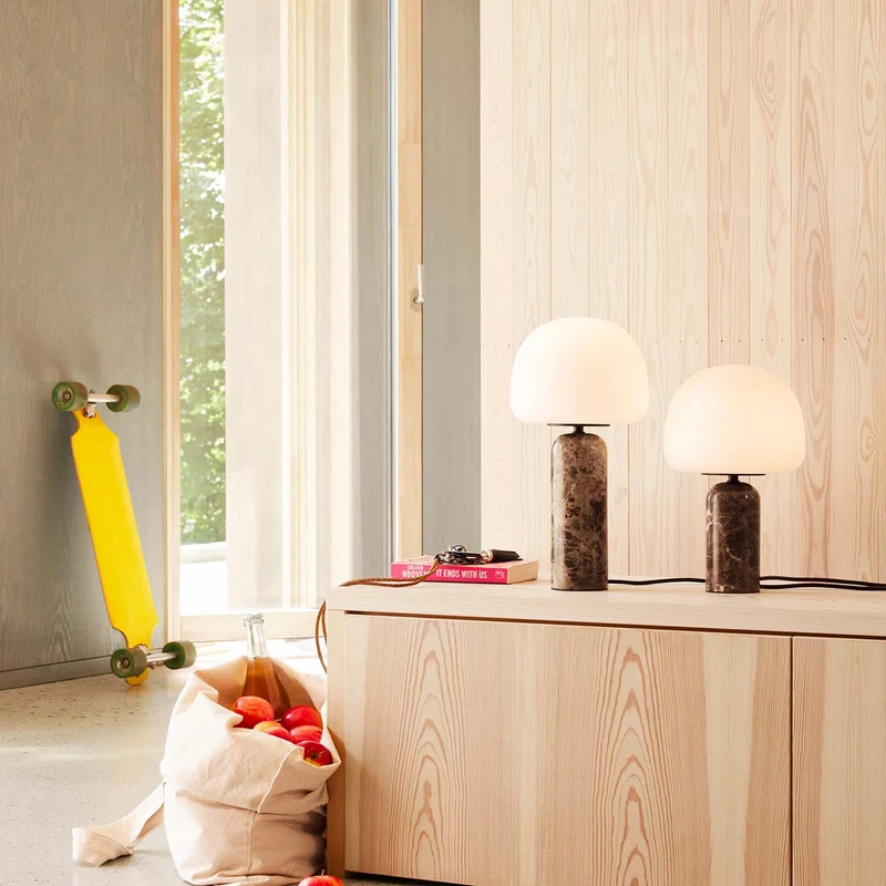 KIN - Lampe à poser en marbre brun et verre opalin, style scandinave