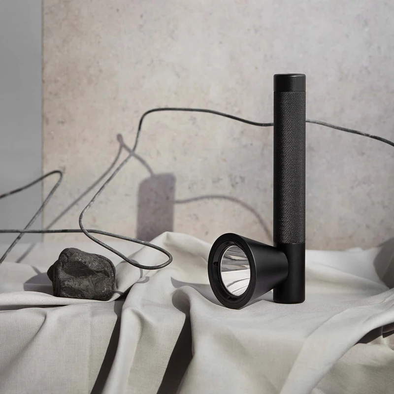 TRACE - Lampe à poser torche rechargeable en acier noir, style contemporain