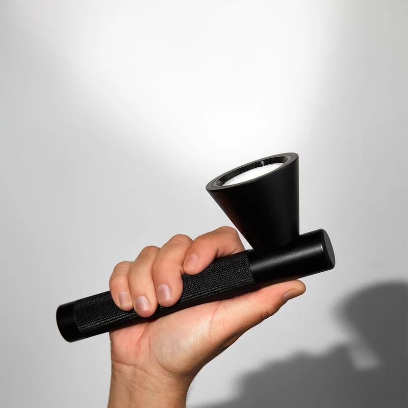 TRACE - Lampe à poser torche rechargeable en acier noir, style contemporain