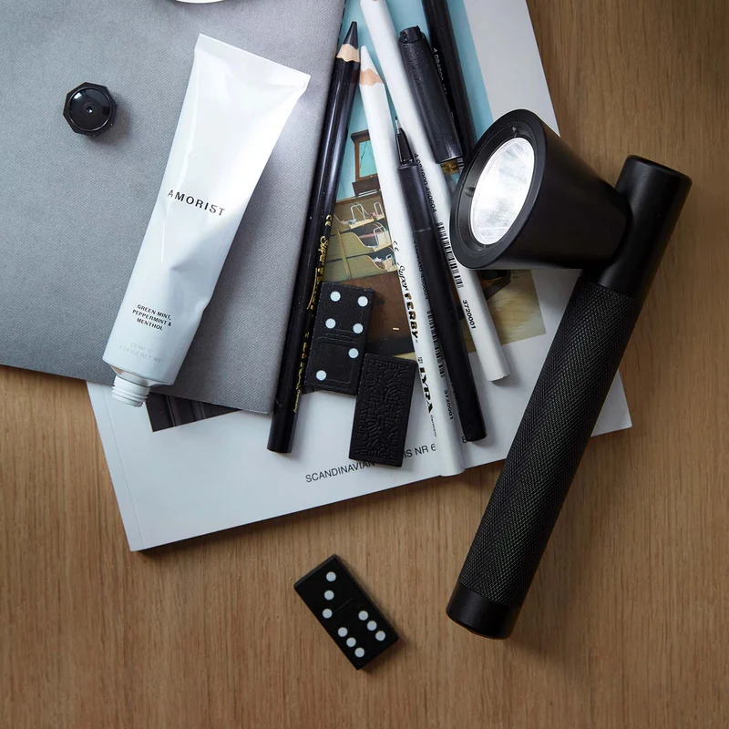 TRACE - Lampe à poser torche rechargeable en acier noir, style contemporain