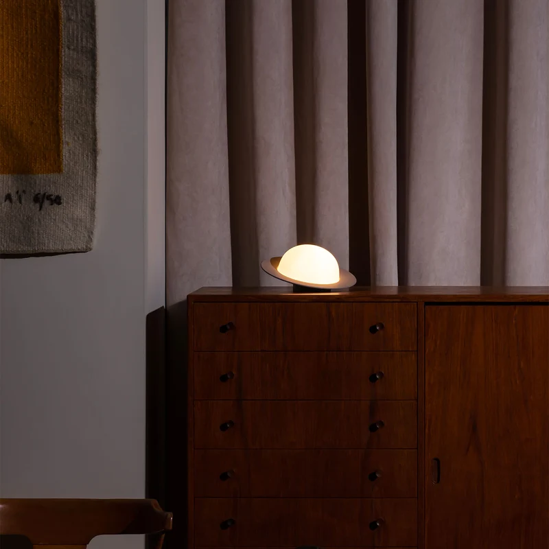 ALLEY - Lampe à poser LED inclinée en aluminium et verre, Ø 24 cm